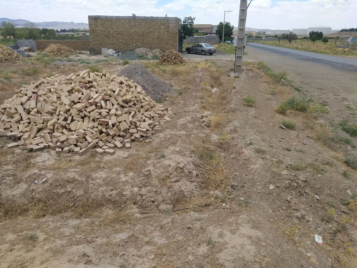 زمین فروشی  درحاشیه جاده فرزق