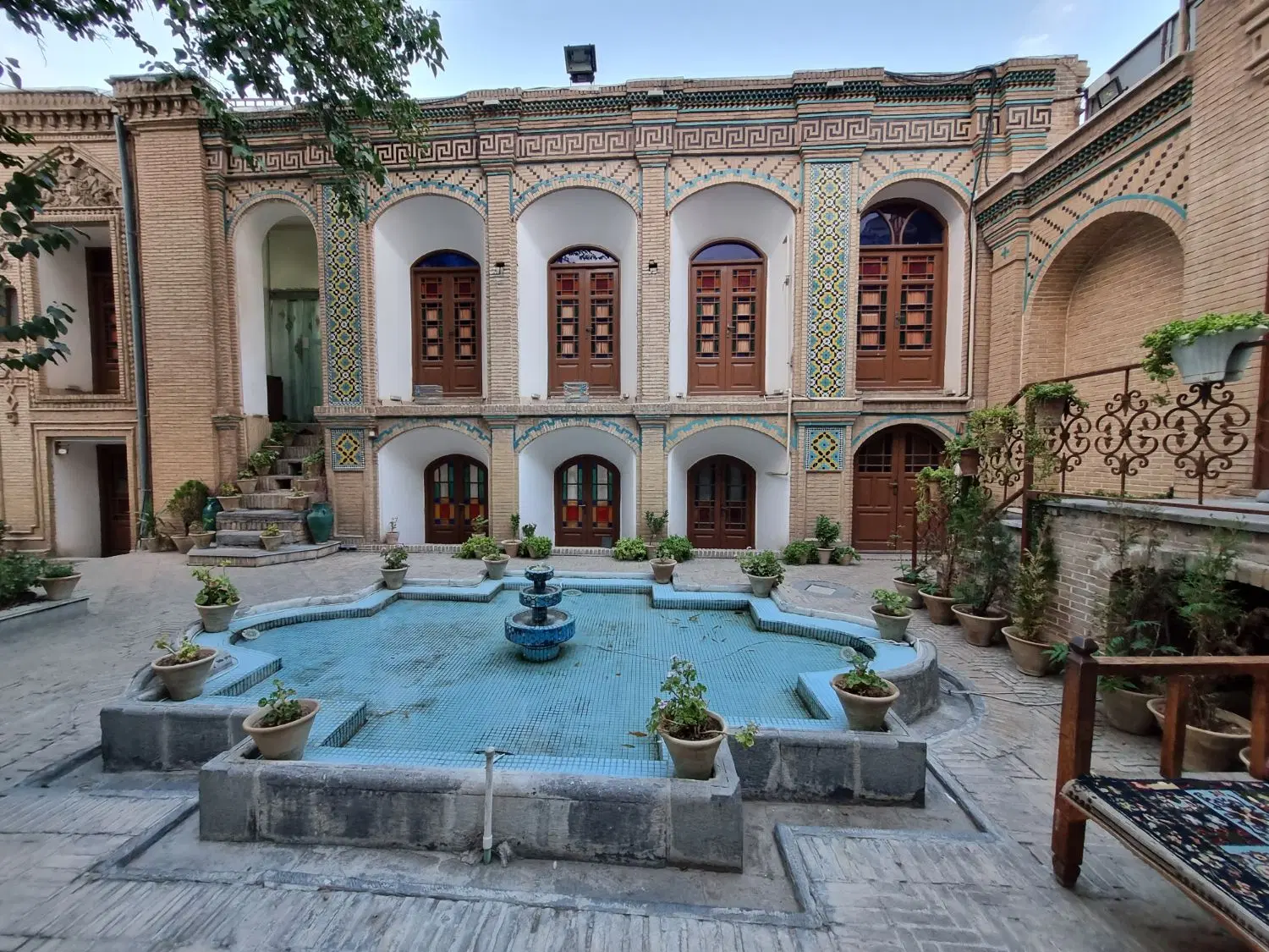 هم.خانه‌.خا.نم