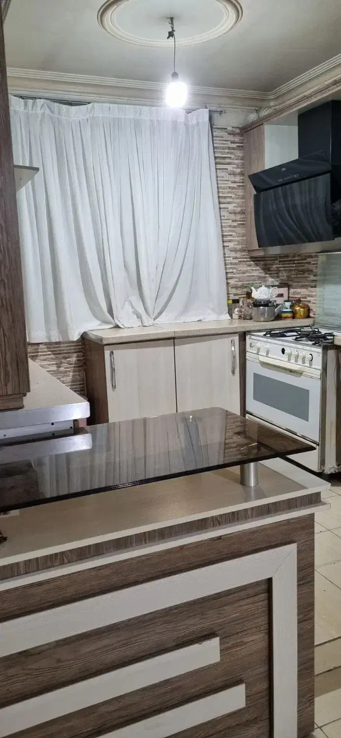 شصت وهفت متری دو خواب، معلم حشمتیه گوهری،عطرچی