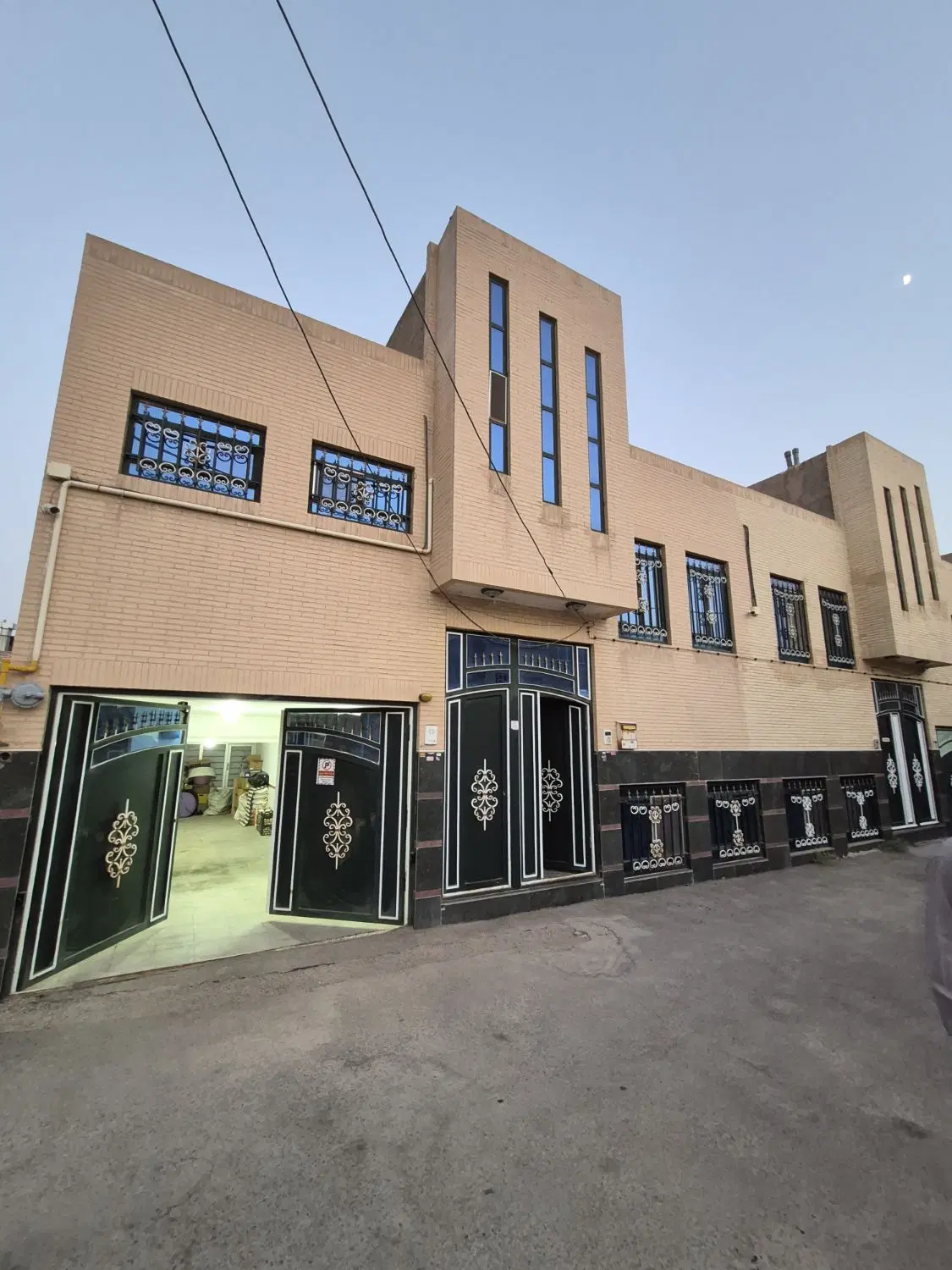 منزل ۲طبقه، آذر یزدی،