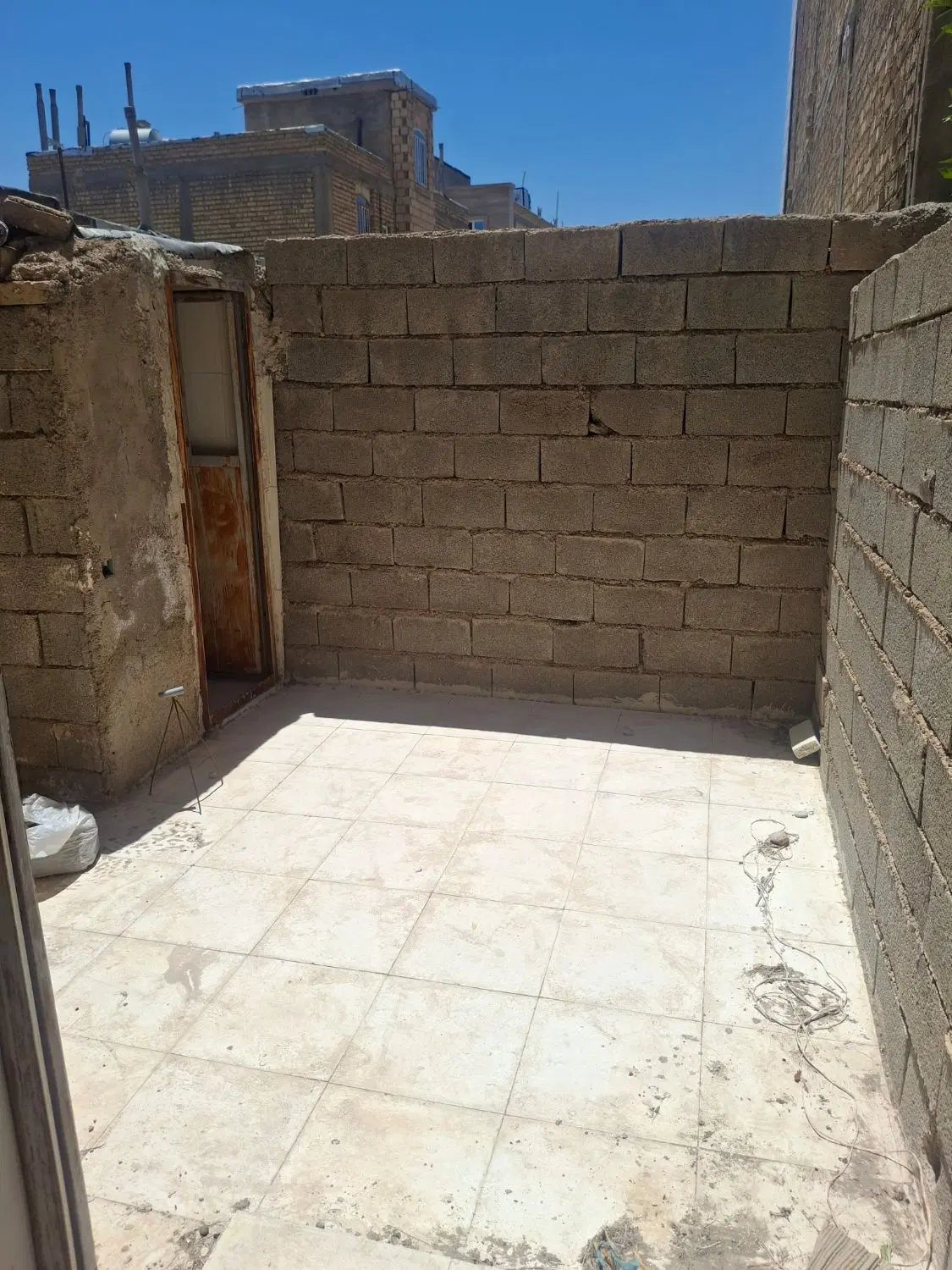 منزل یک خوابه نزدیک به خیابان اصلی شاپورجان