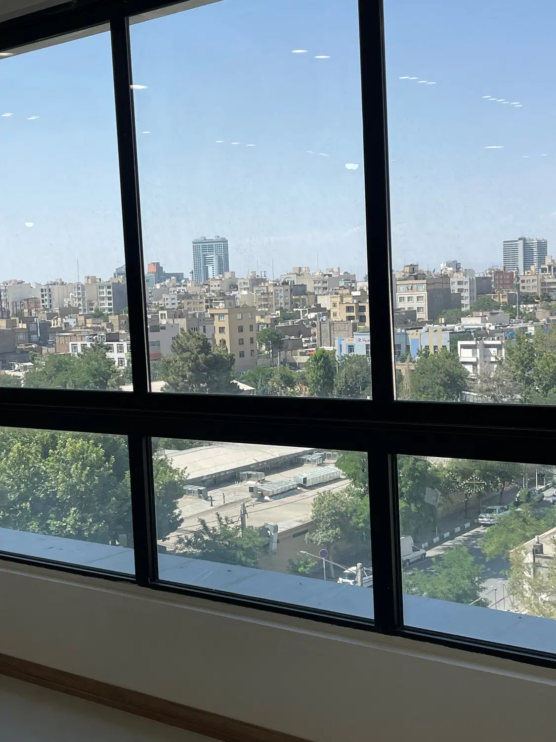 ۱۳۰۰ متر تجاری دائم حاشیه صادقی رهن واجاره