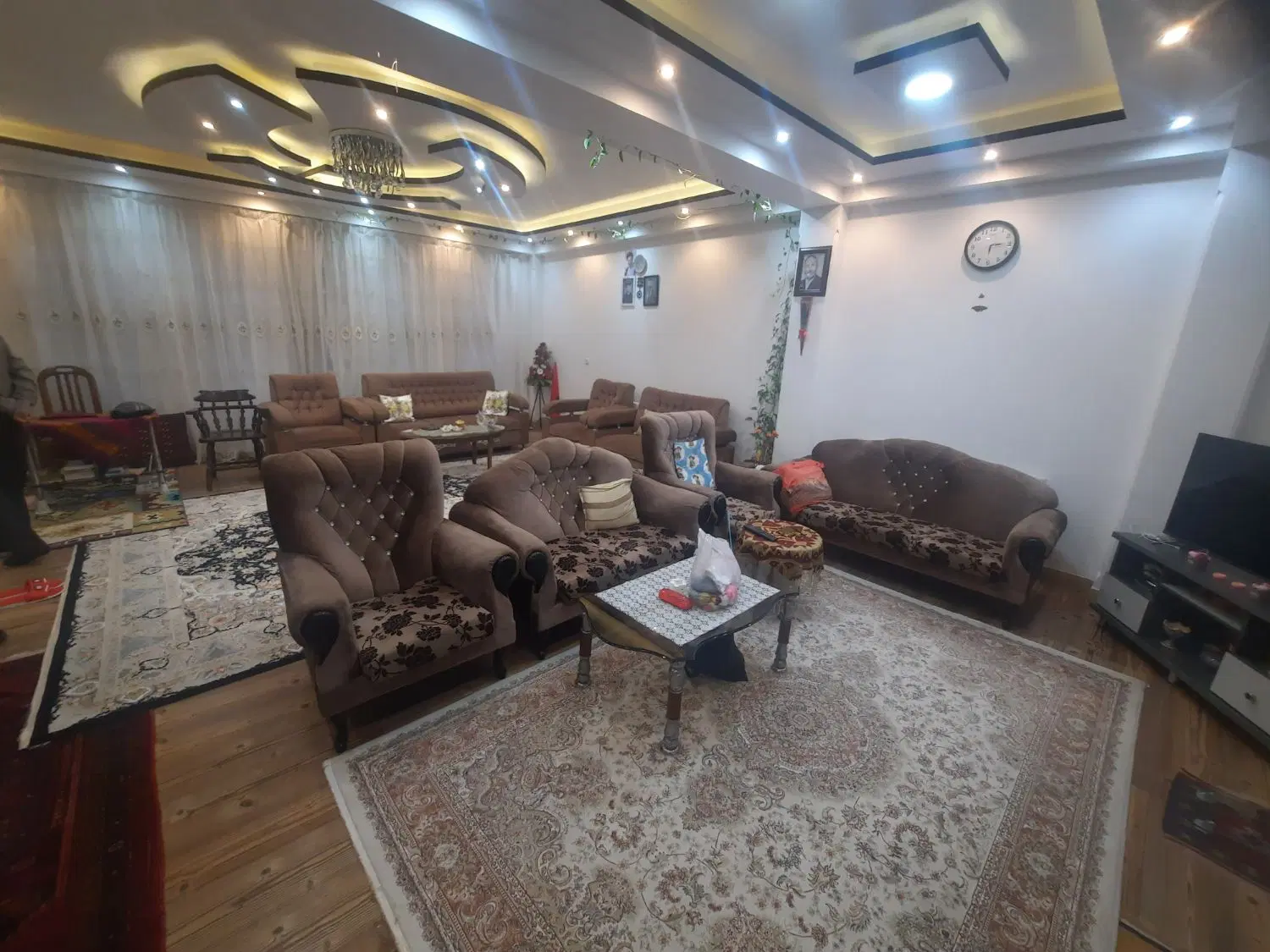 ویلا با زمین ۲۴۳ و بنا ۲۰۰ متر سه خواب