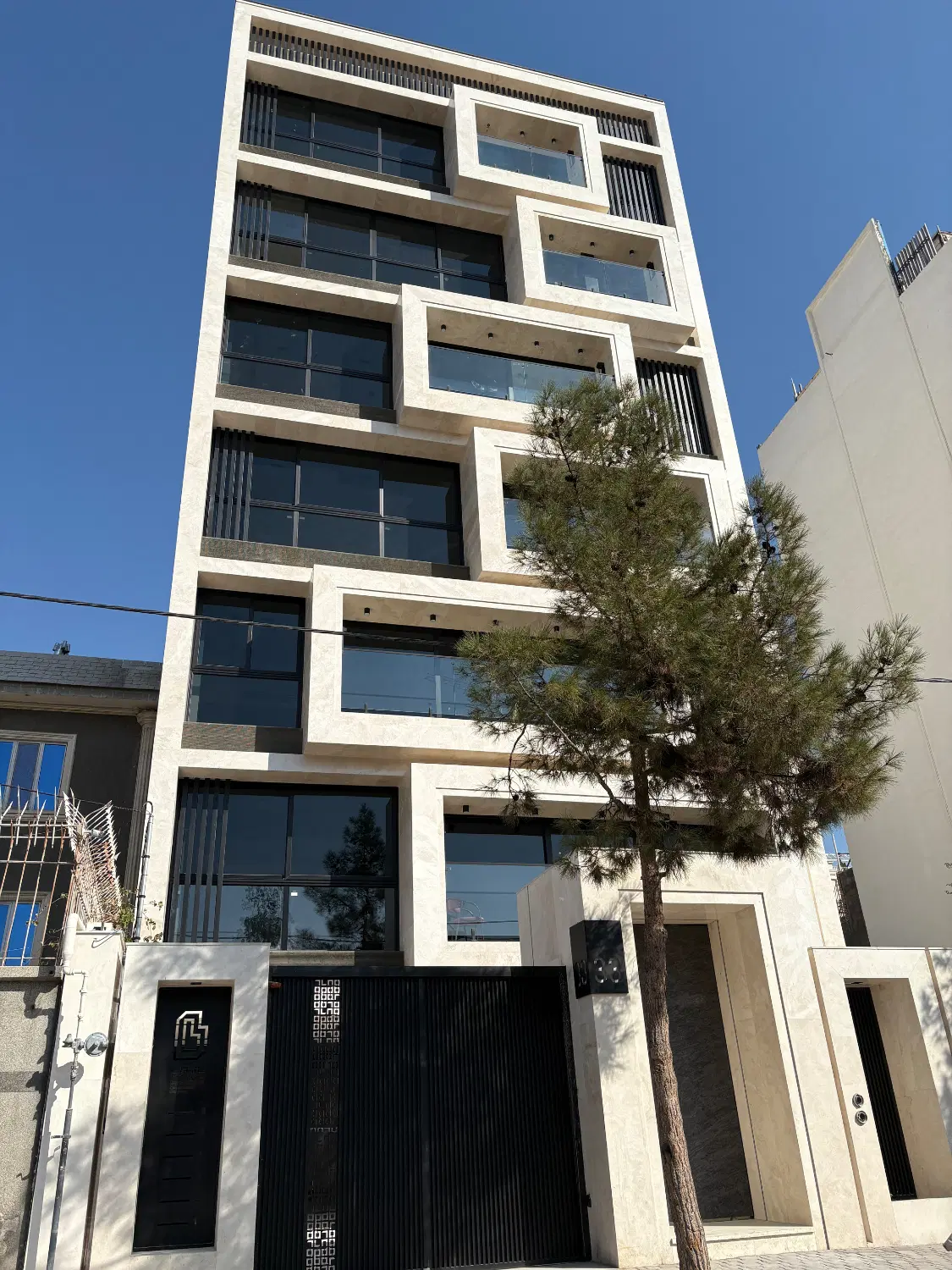 بلوار سجاد همکف ۱۷۷ متر ۲۰۰ متر حیاط مستقل