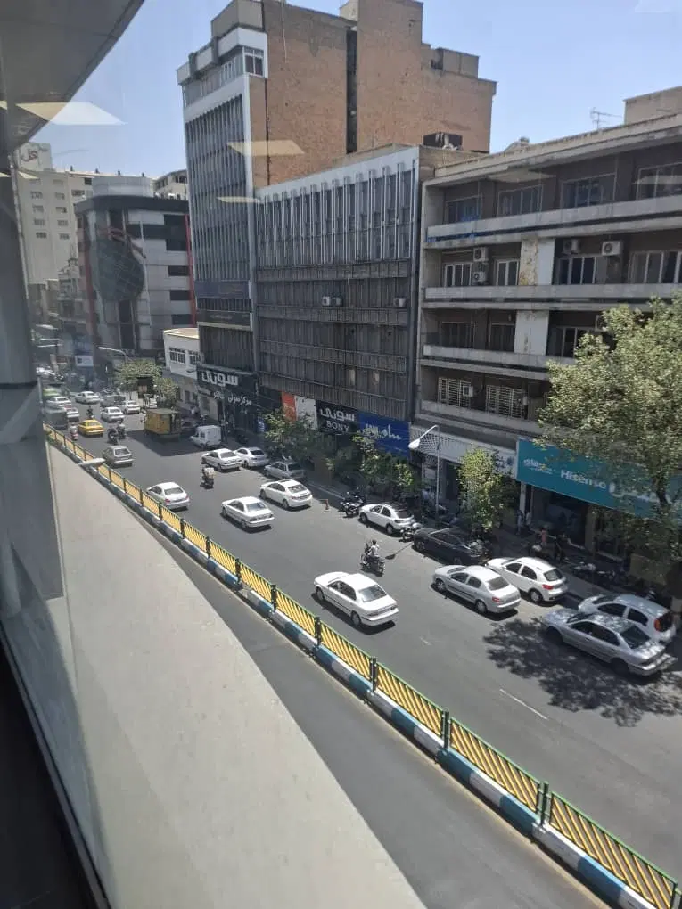 جمهوری 306 متر با 30 متر بر