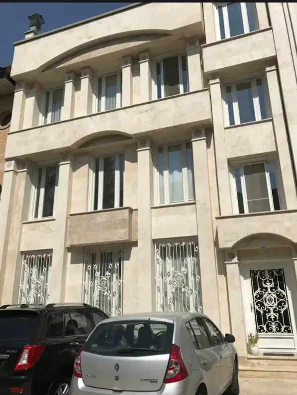 یک واحد سه خوابه طبقه سوم خیابان ارم