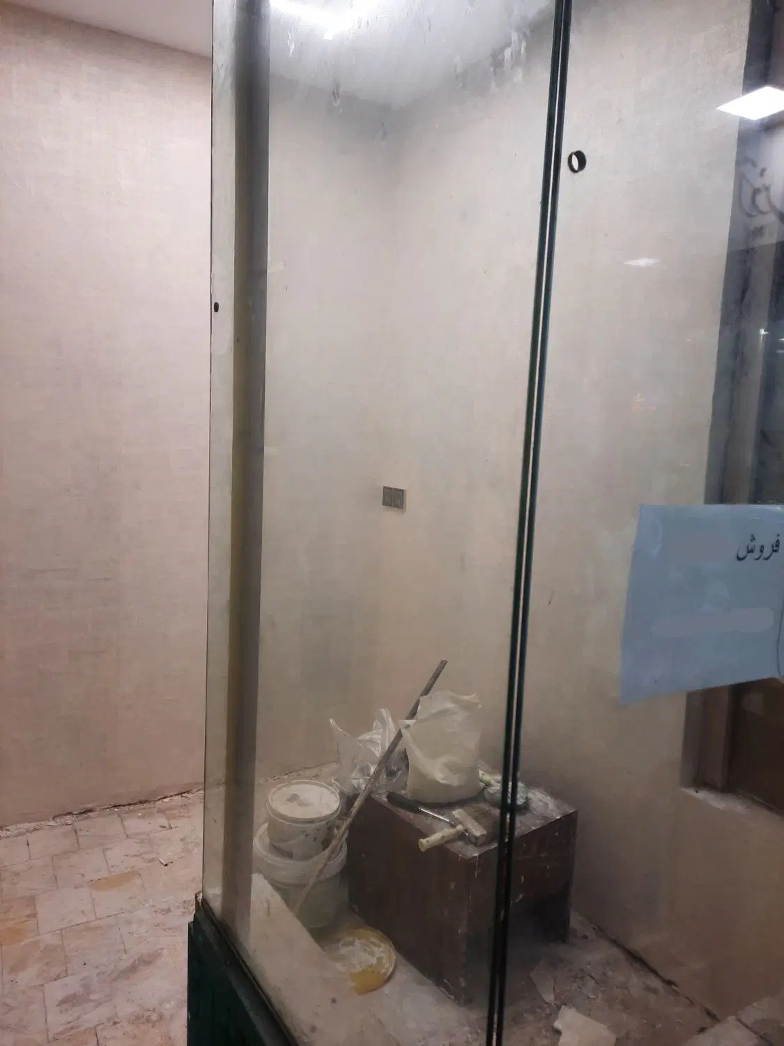 مغازه در پله برقی
