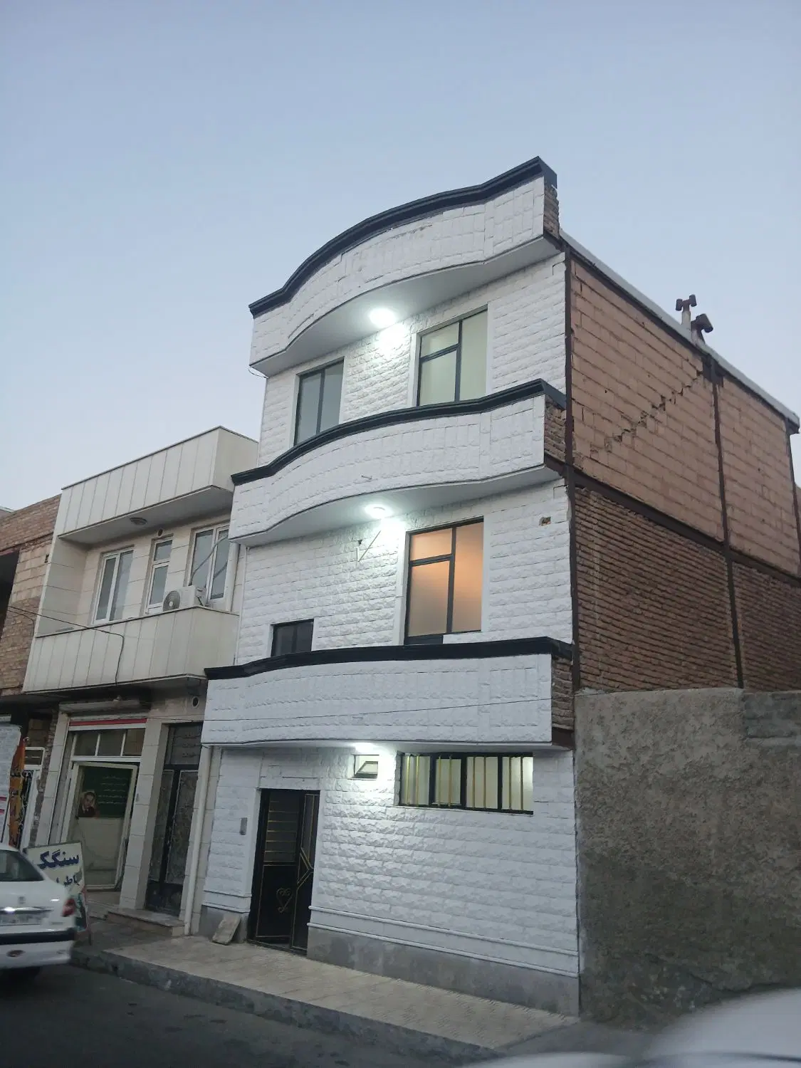 دو طبقه_دو کله_سند_بر خیابان