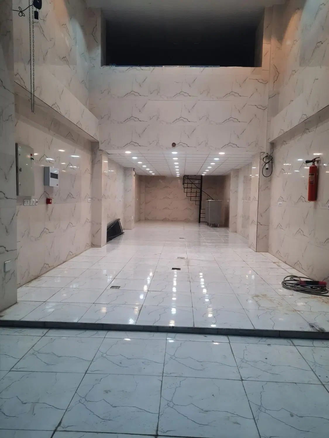 مغازه متراژ ۲۲۰متر انتهای مجتمع بازرگانان تکمیل