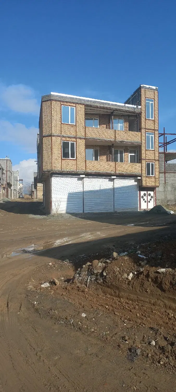 ۲ طبقه خانه و ۳ دهنه مغازه