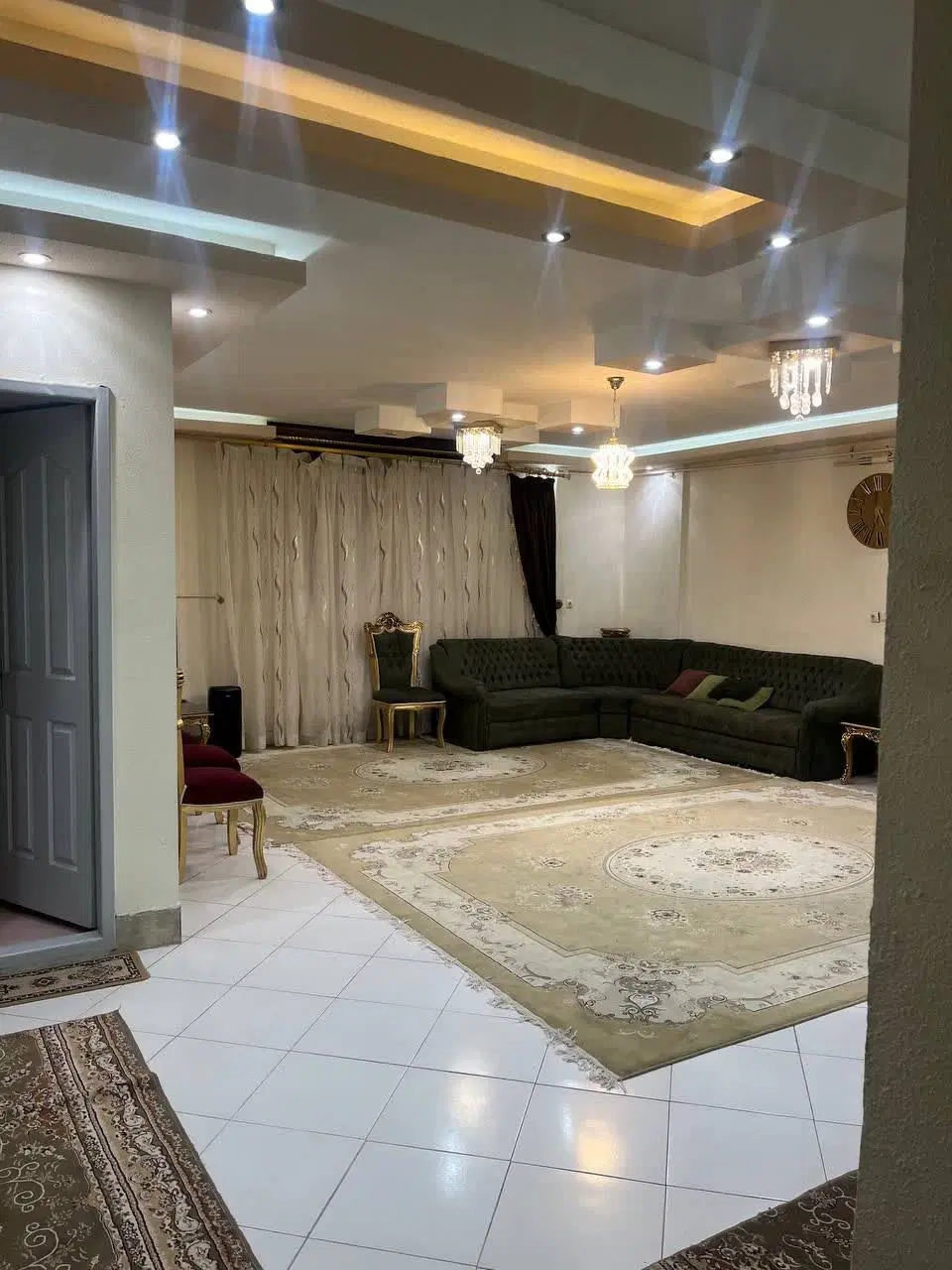 واحد ۱۳۰ متری توحید