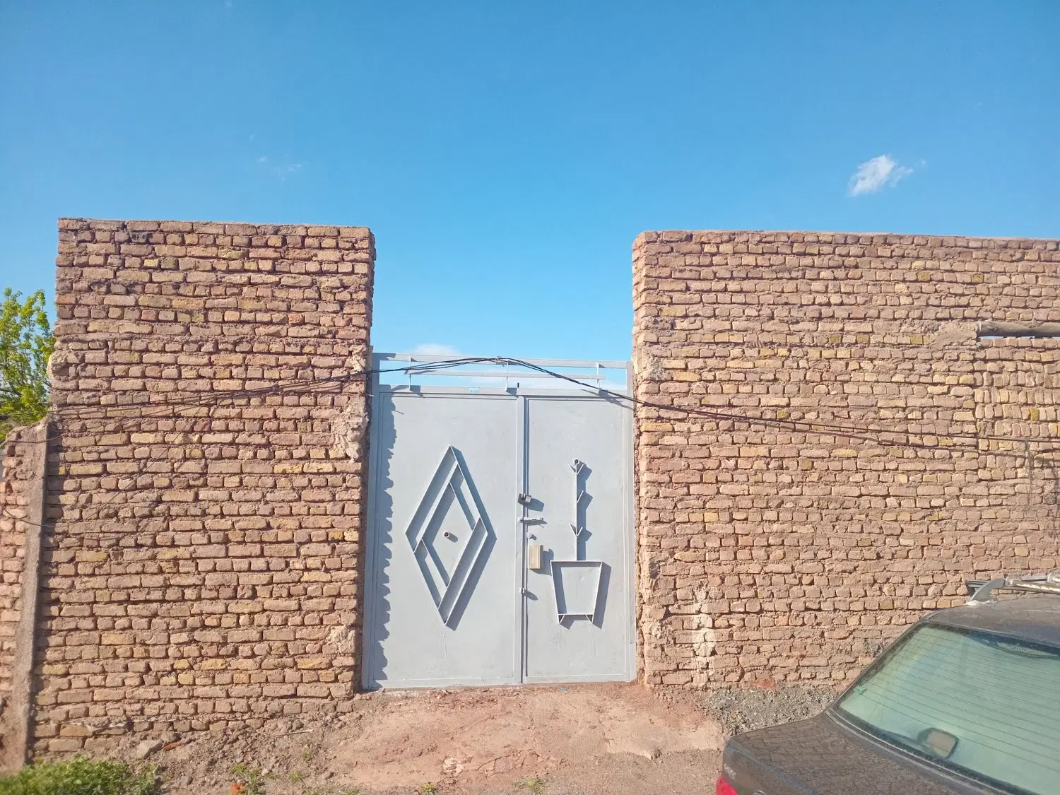 زمین دور دیوار سر نبش ۲۶۰ متر