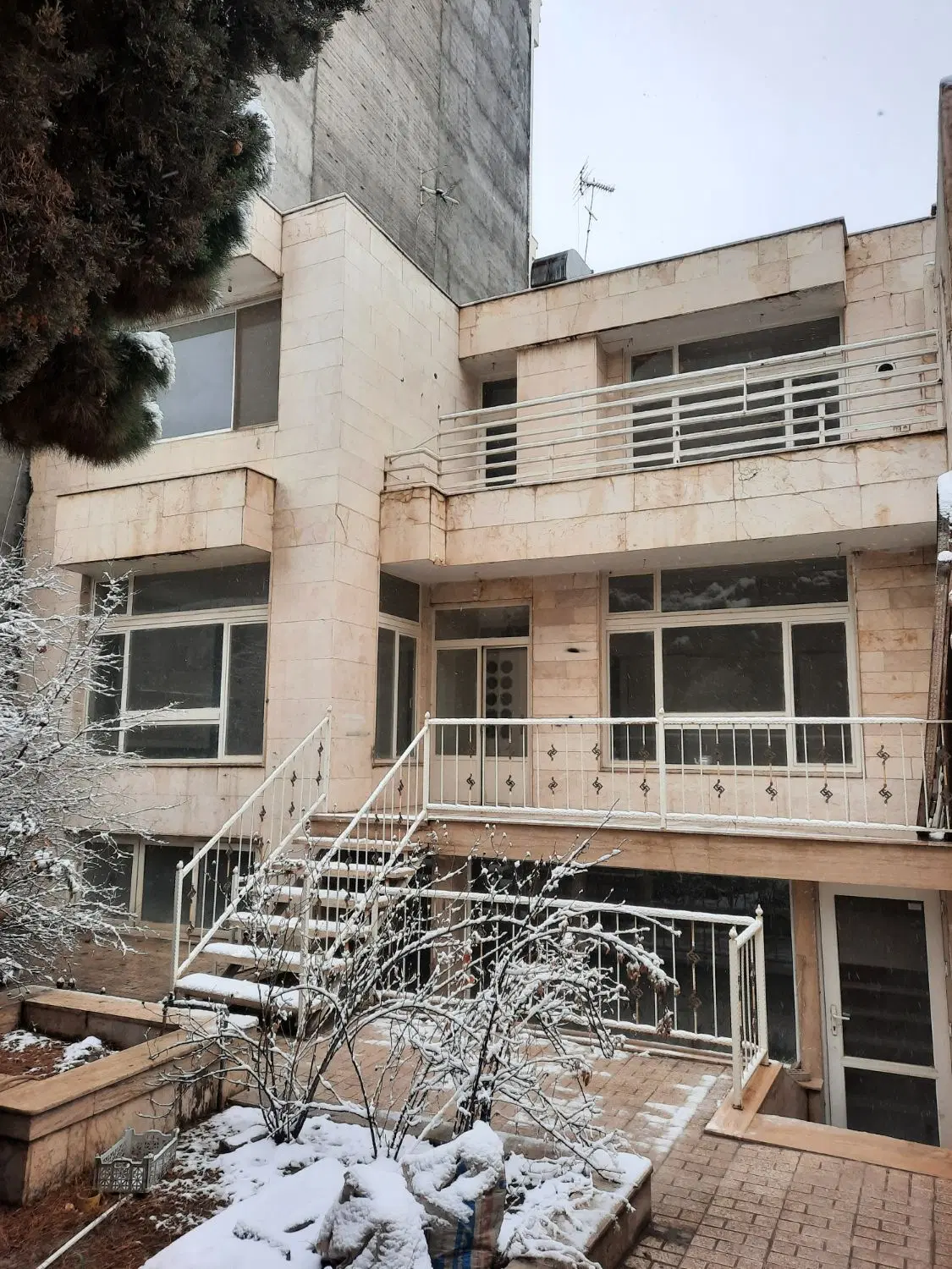 ویلایی جنوبی ۲۵۵متری فلسطین با پروانه ساخت