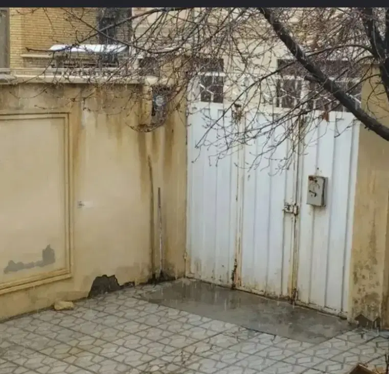بیست متری شهرداری طبقه بالا. حیاط دار