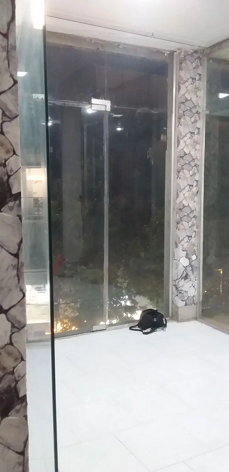 مغازه 10متری پر نور روبروی آسانسور پاساژ