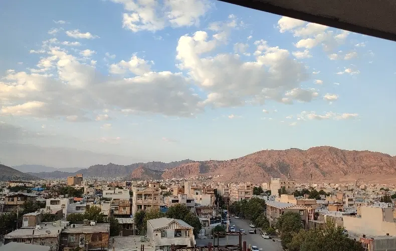 آپارتمان 77 متر. گلدشت شرقی_ رو به نما_ غرق نور
