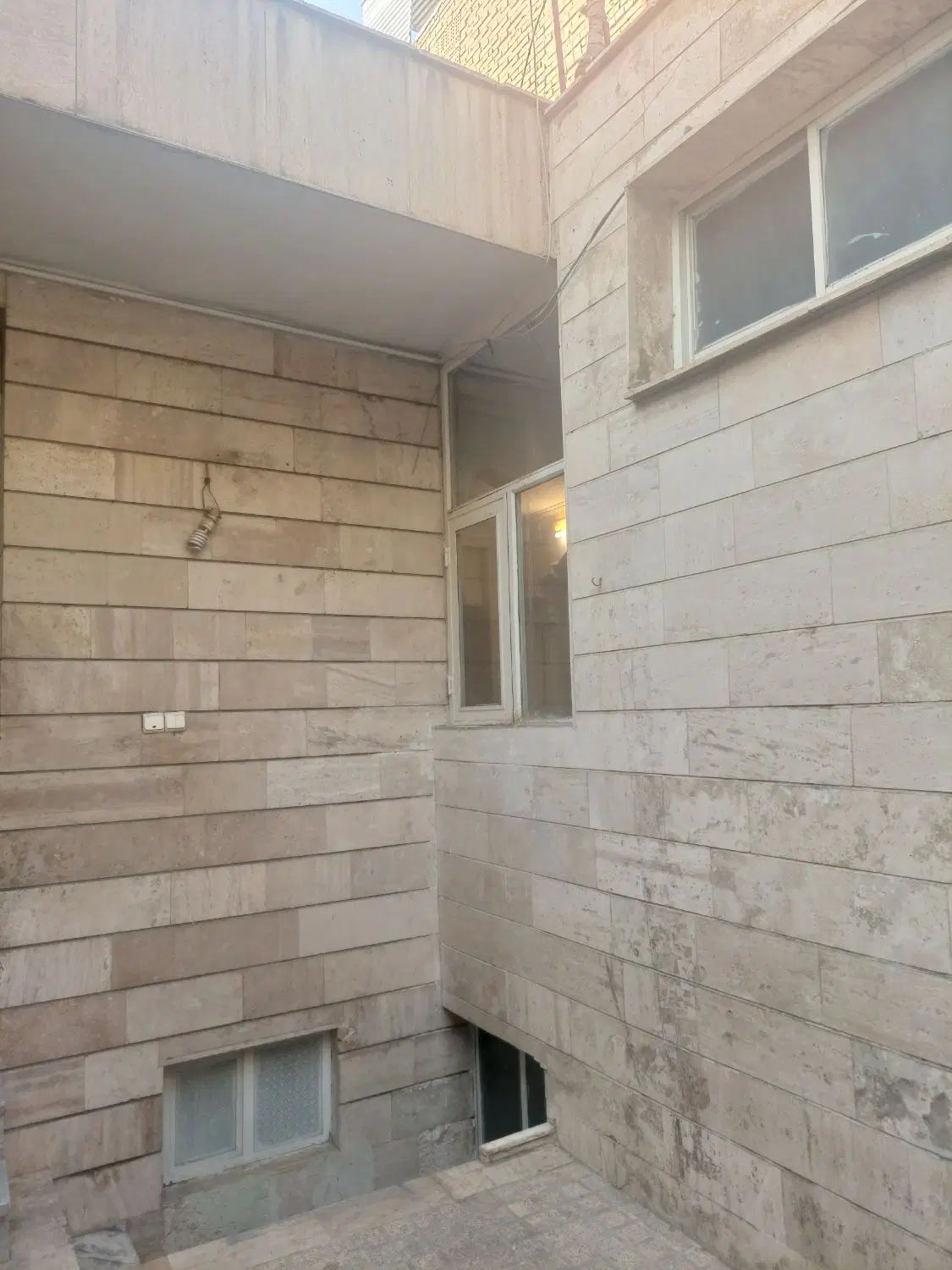 یک طبقه شمالی، کلنگی