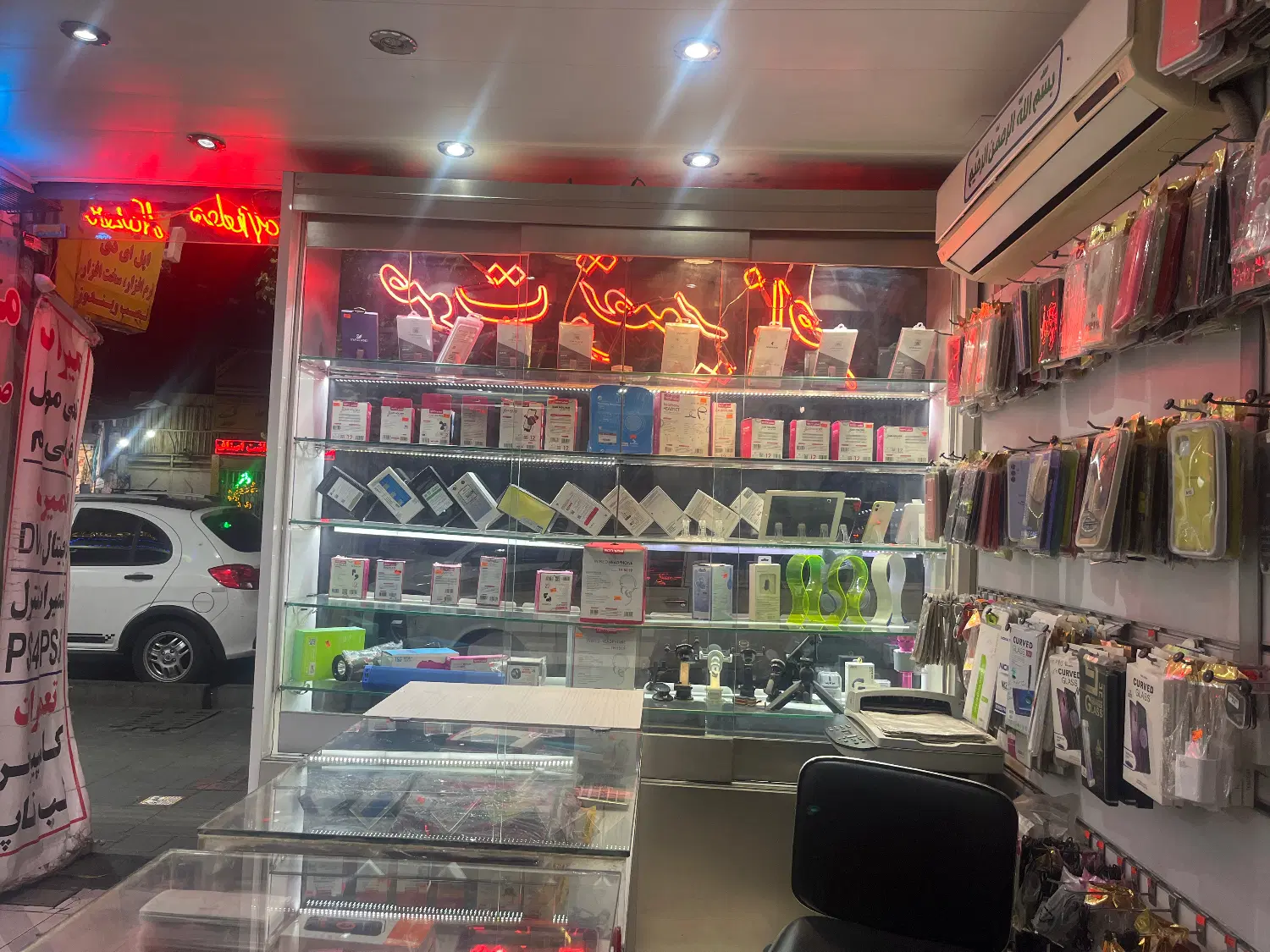 همکار در مغازه درزمینه سیم کارت یا اپل حرفه ای