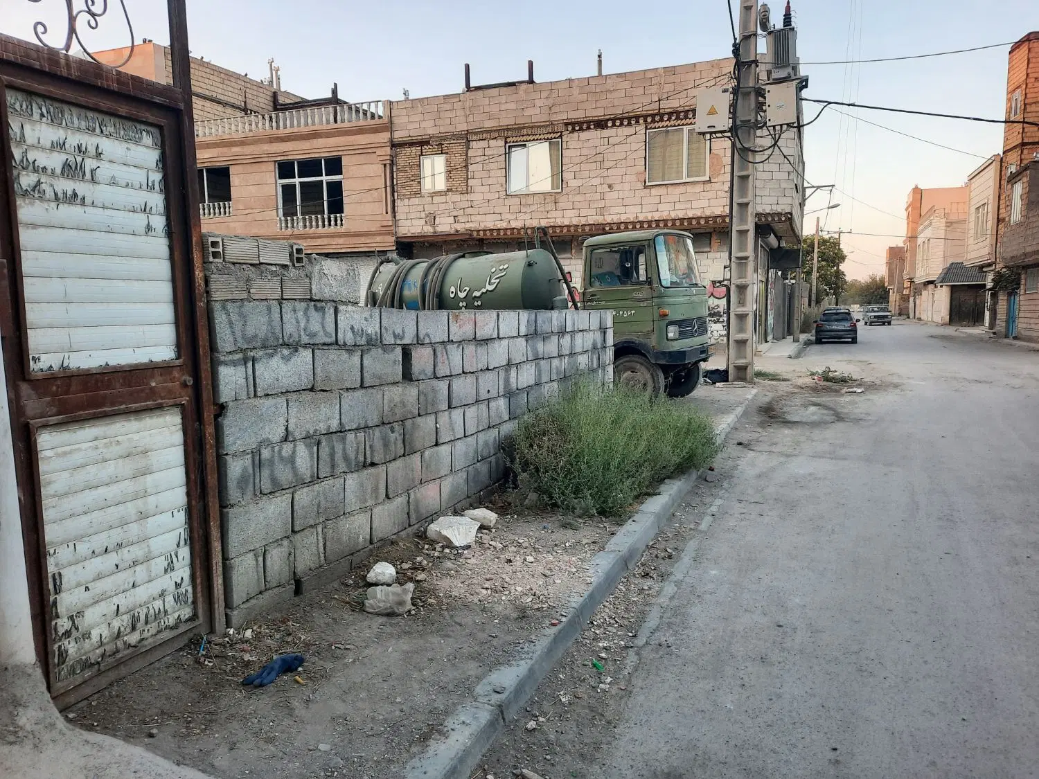 یک باب زمین دور دیوار