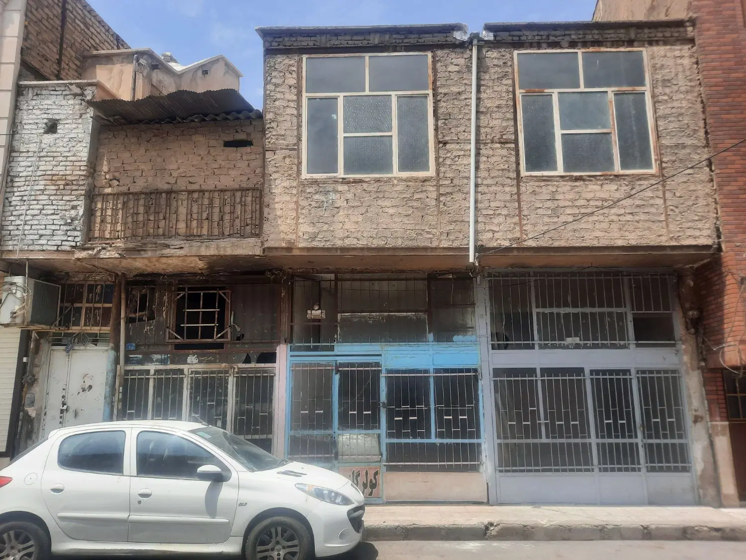 تجاری مسکونی ۳ باب مغازه