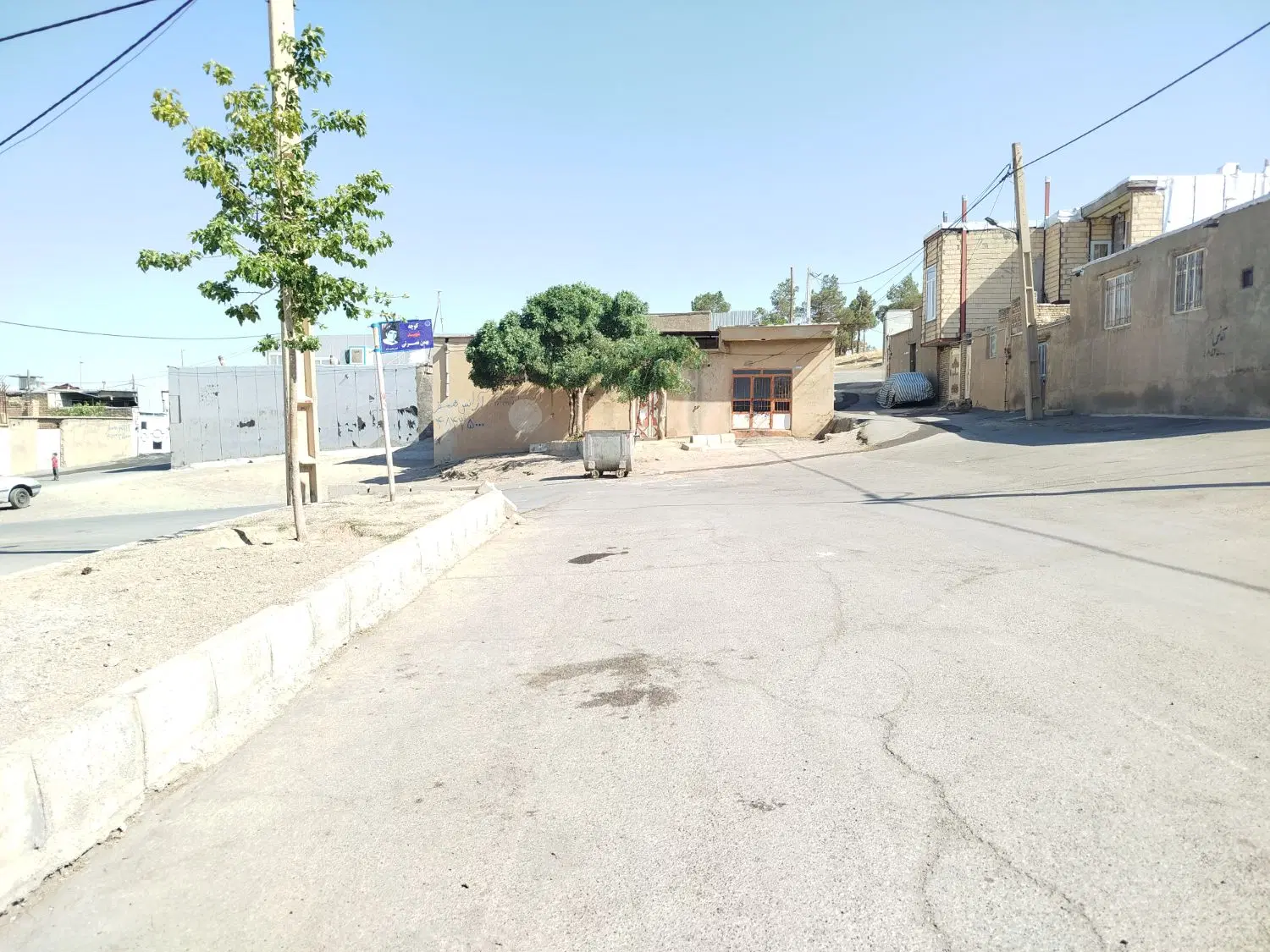 فروش خانه ویلای بر خیابان اصلی شهرک