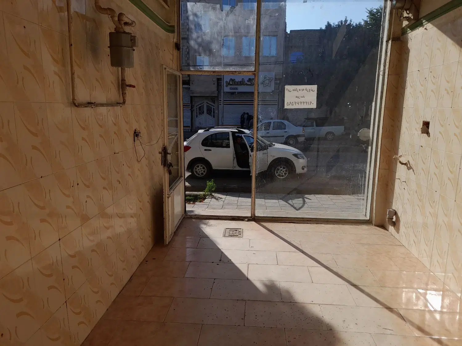 مغازه تجاری بر خیابان اصلی المهدی