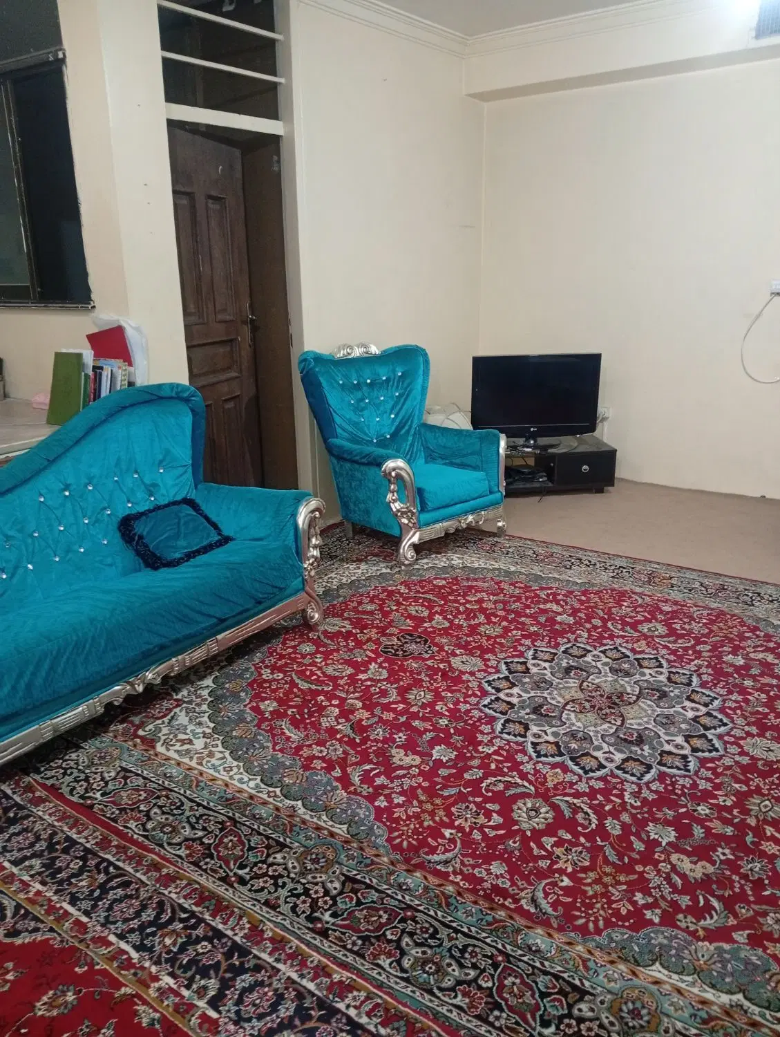 به یک همخونه آقا نیازمندیم