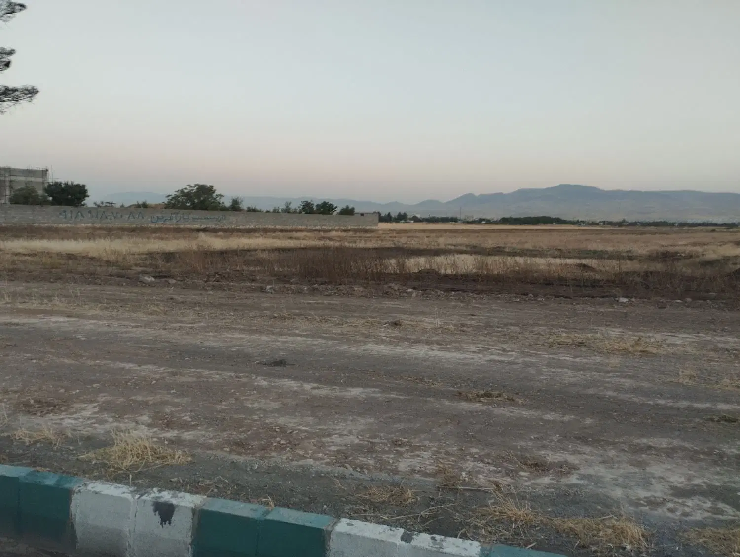 زمین نزدیک میدان امام