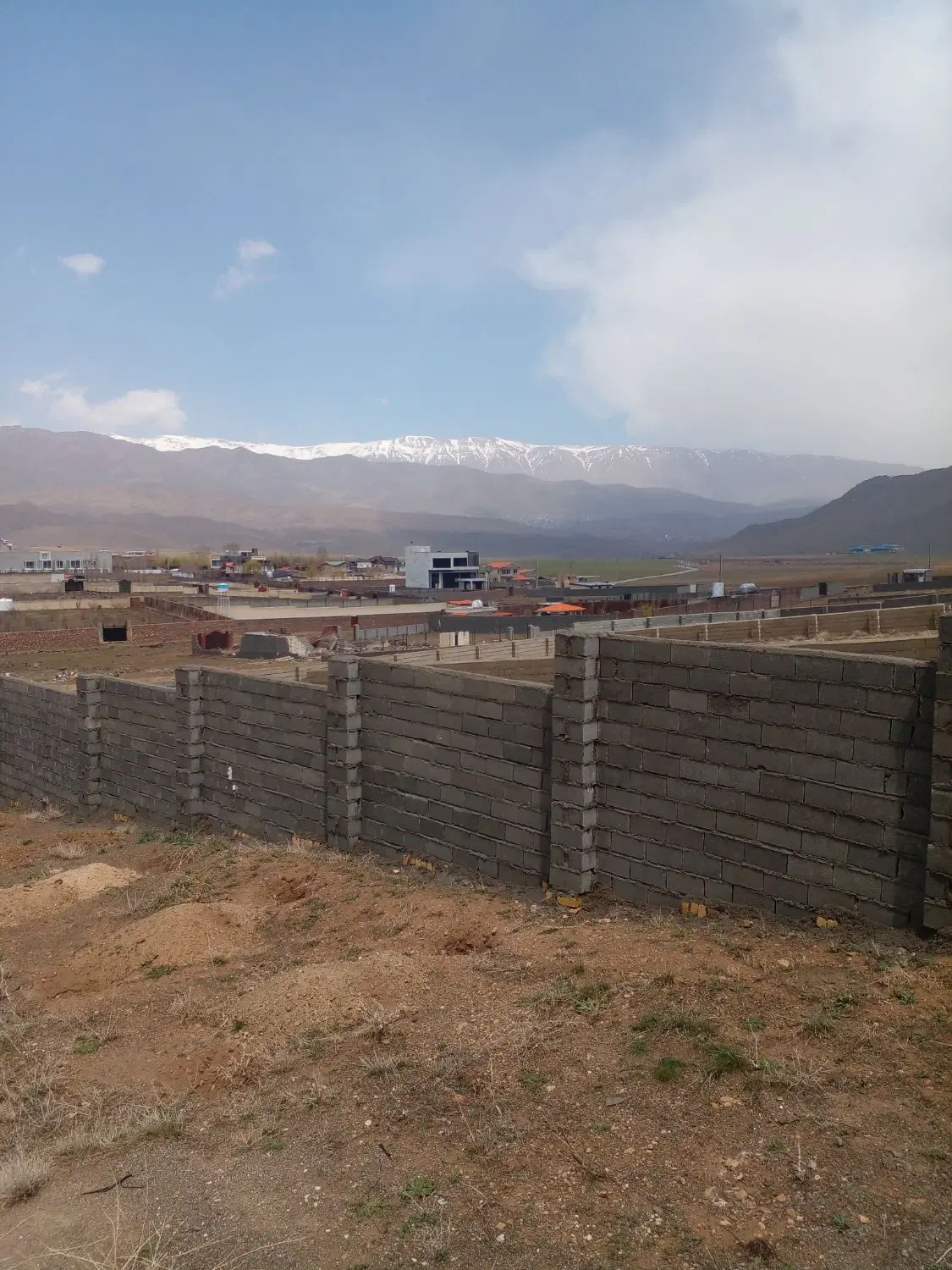 زمین باغی دارای ساختمان دیوار کشی