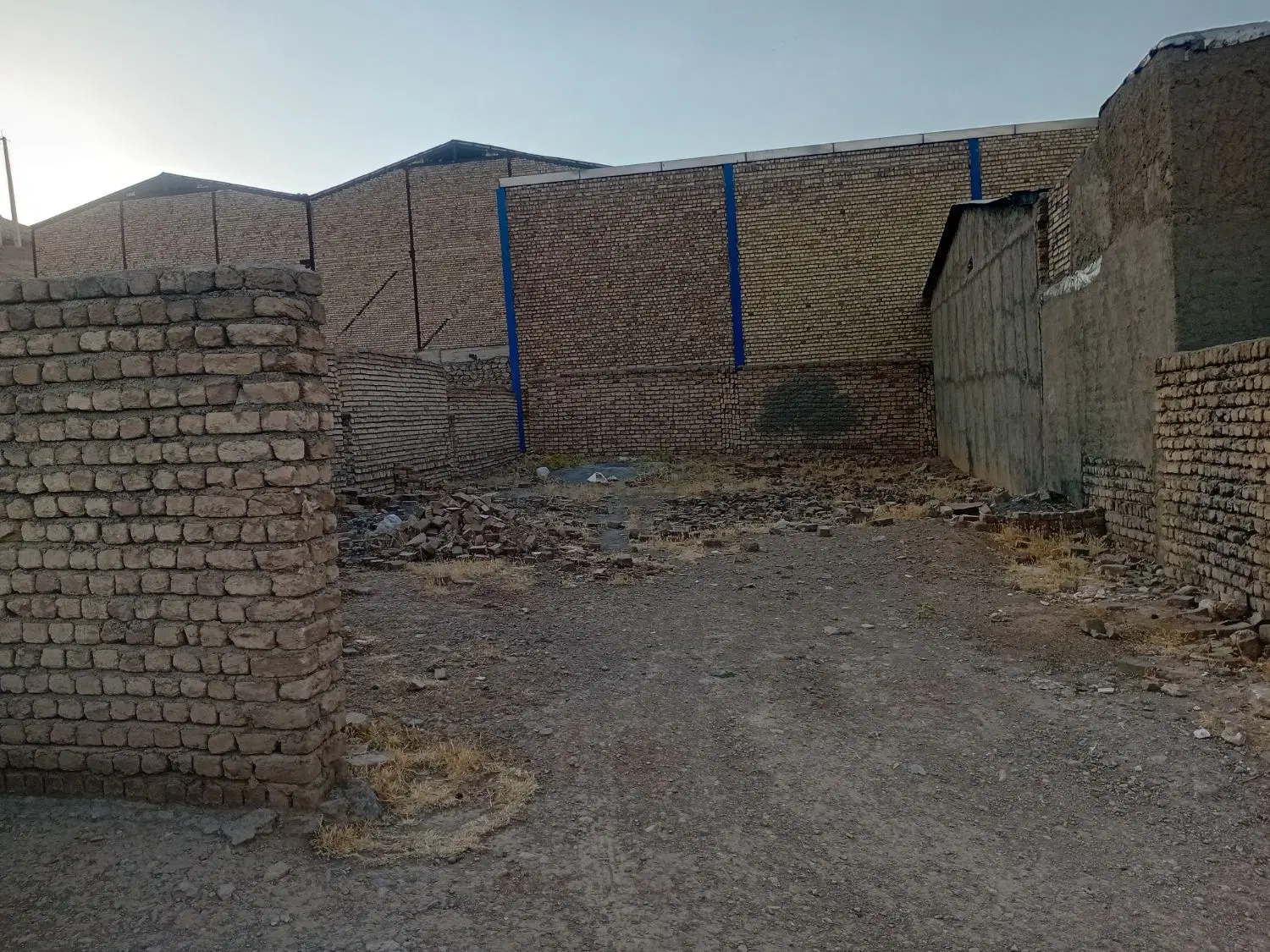 زمین  ۲۰۰مترشهرک  کامیونها