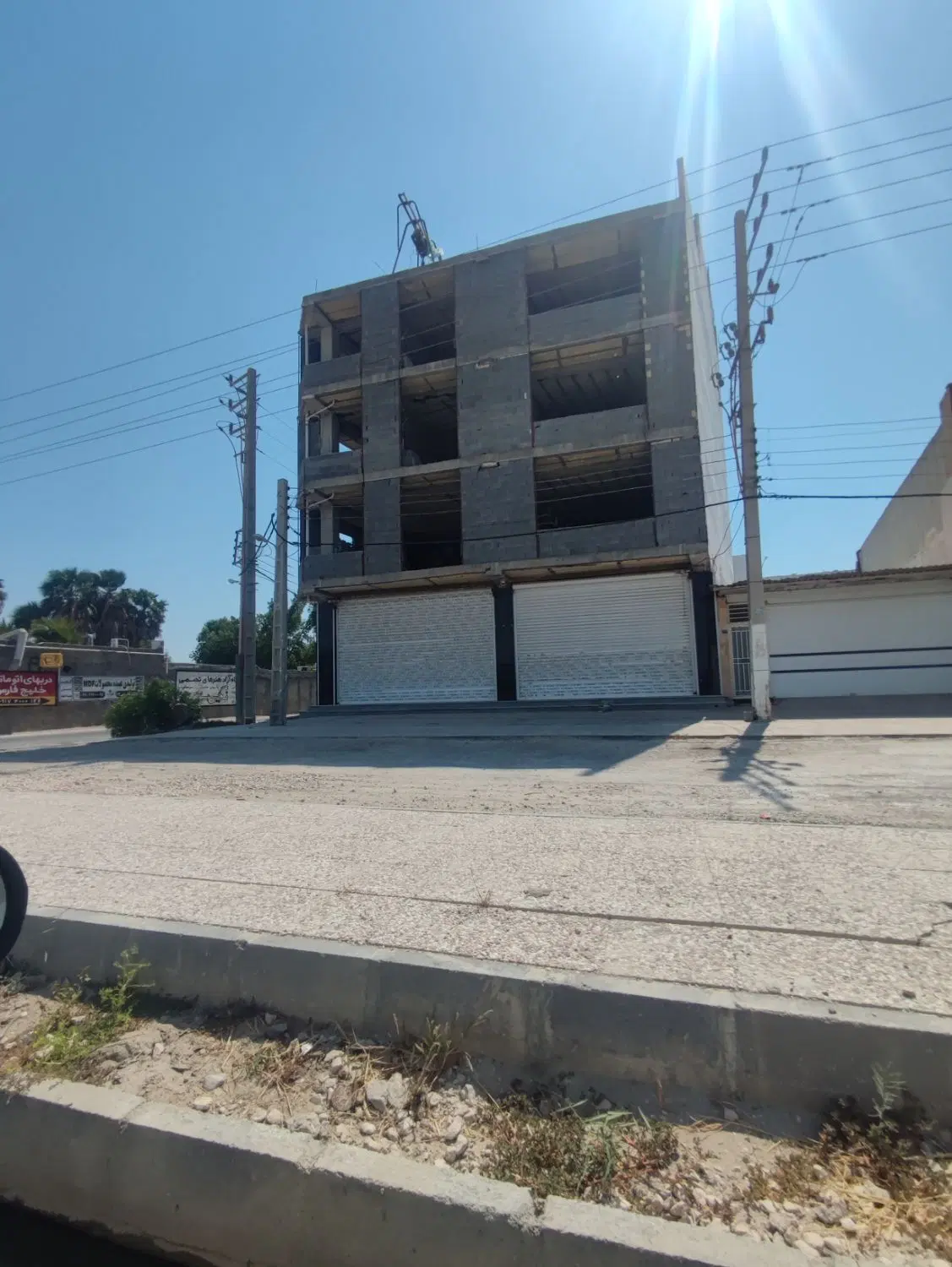 رهن مغازه سر خیابان اصلی تنگک