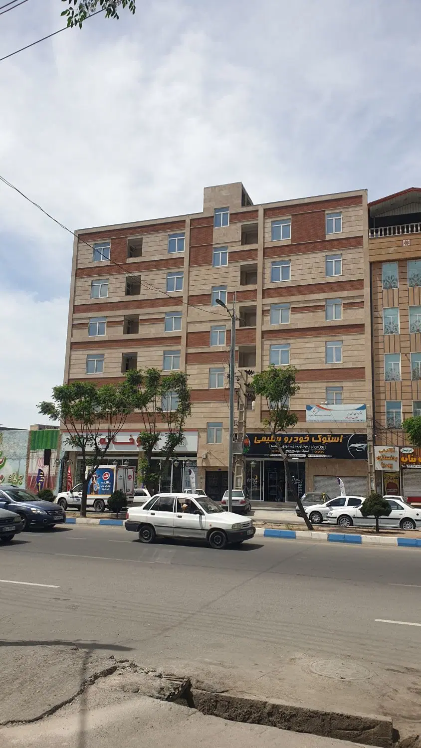 آپارتمان ۱۰۲ متری طبقه پنجم با پارکینگ و عدم خلاف