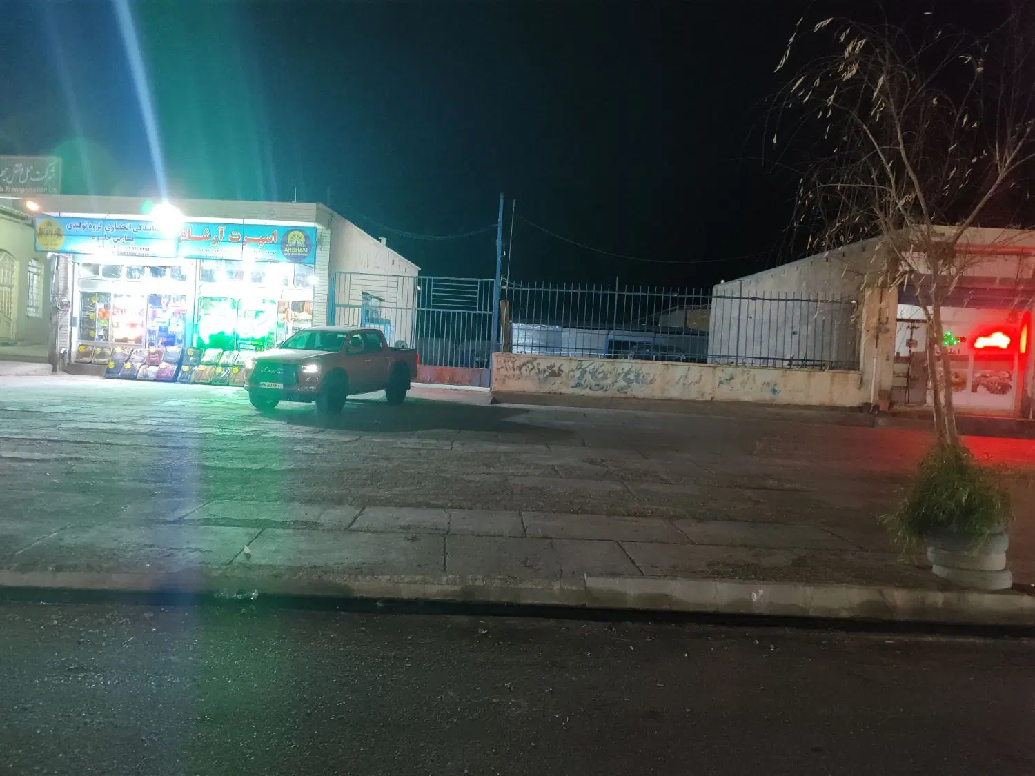 اجاره محوطه ویک باب مغازه داخل محوطه براکارواش