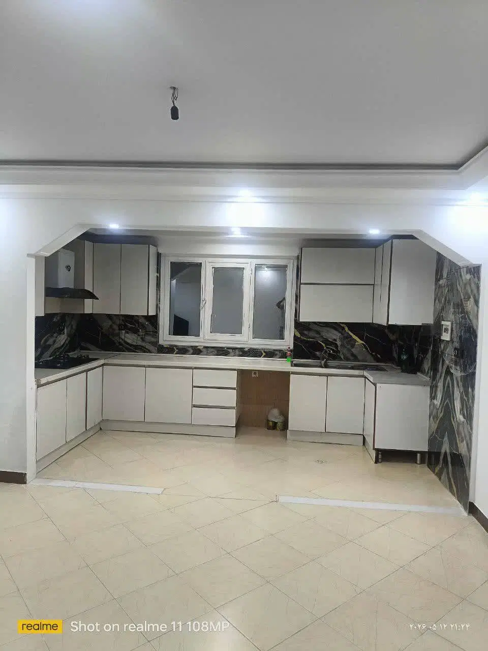 طبقه اول با پارکینگ آسانسور وانباری