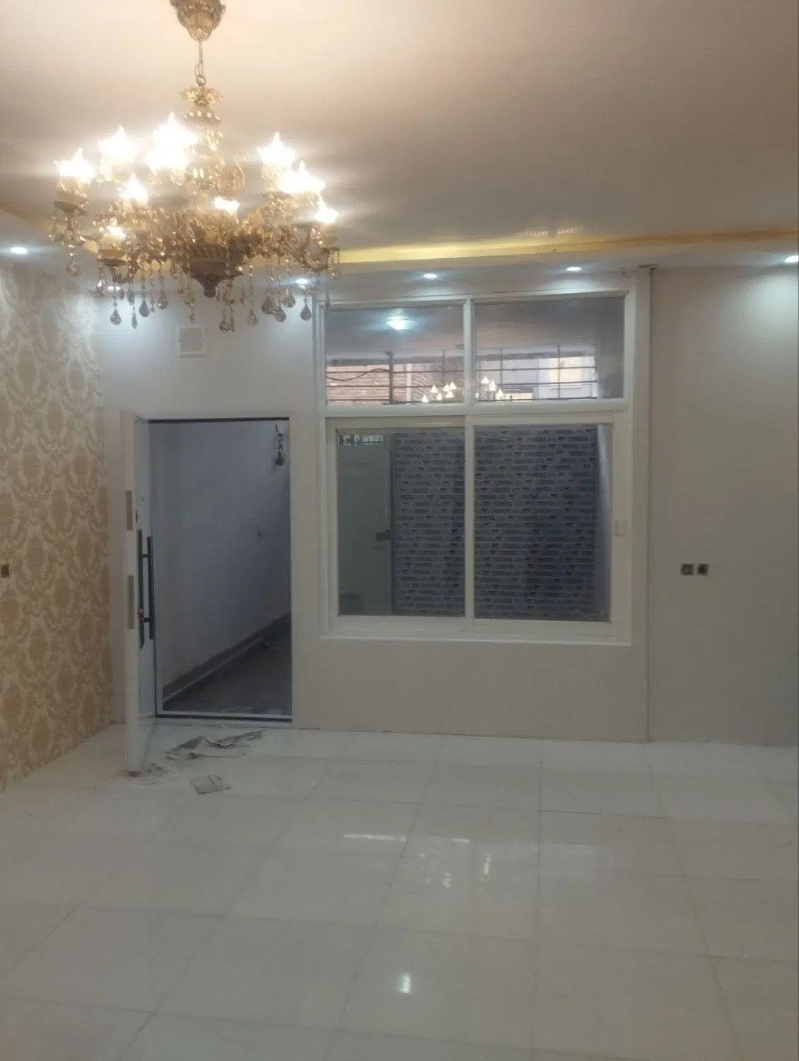 طبقه هم کف راه جدا با پارکینگ