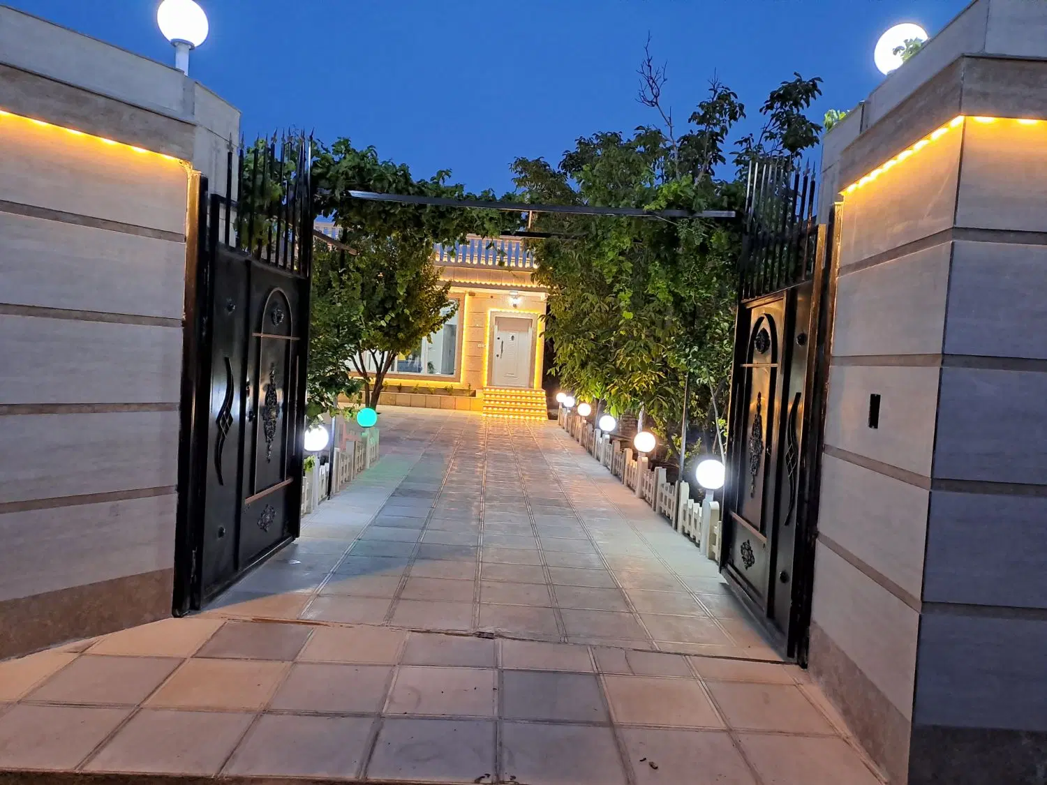 ۵۰۰متر باغ ویلا فول امکانات جاده باغرود