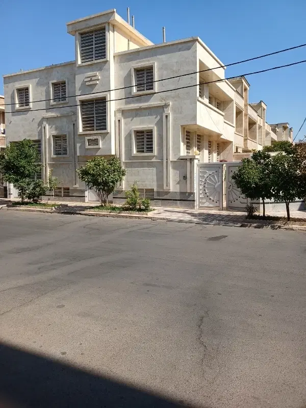 رهن کامل منزل ویلایی  درب از حیاط مستقل سر نبش