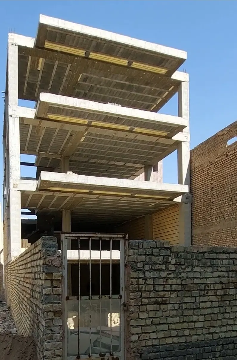 فروش زمین و ساخت نیمه کاره در محدوده ملک شهر