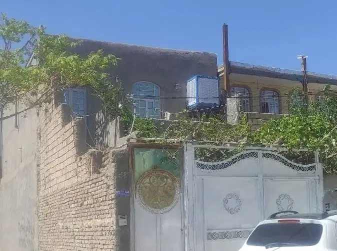 یک خانع ویلایی با طبقه بالا  به فروش میرسد
