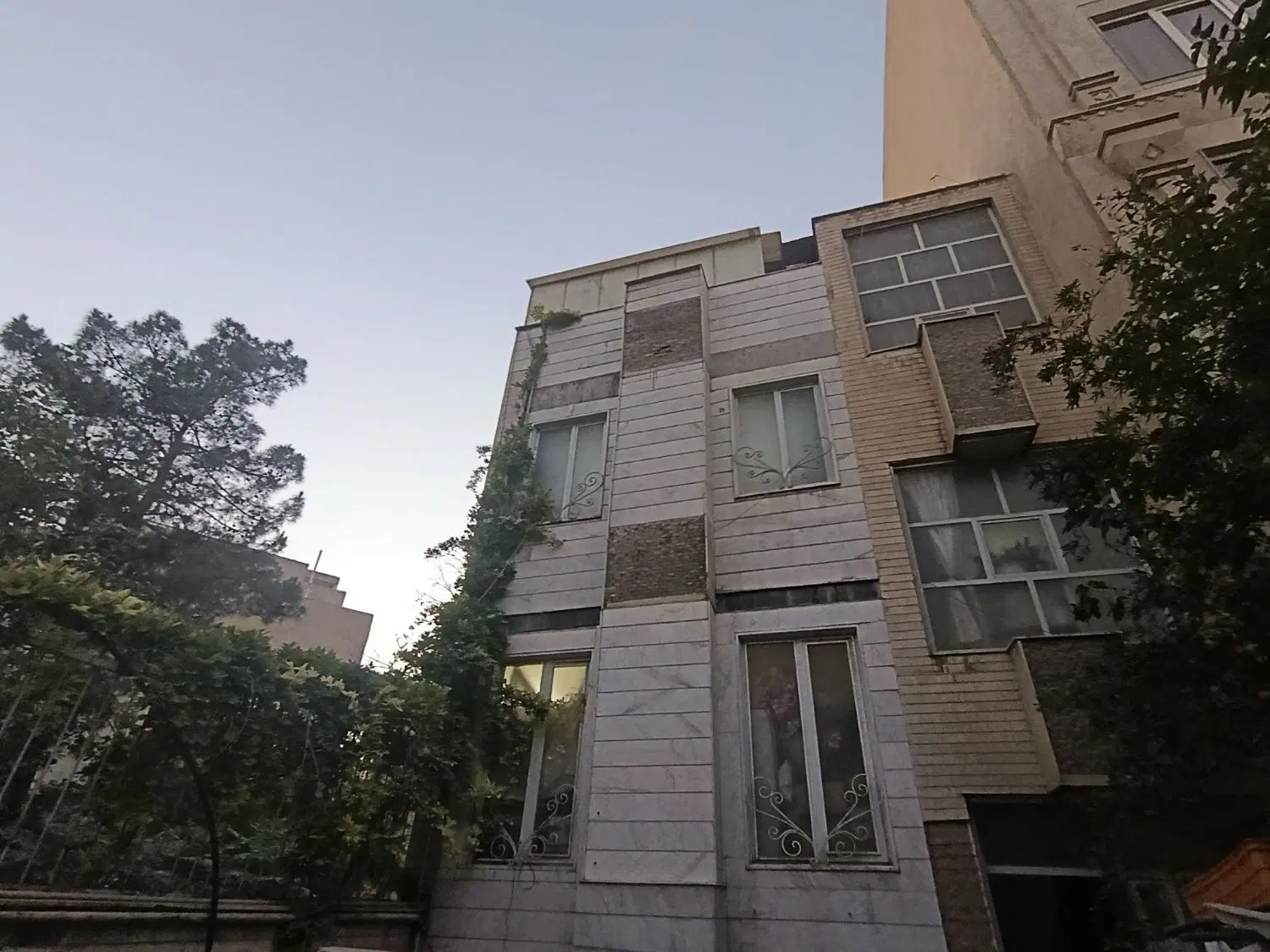 140متر کلنگی در والفجر بلوک D نبش فضای سبز