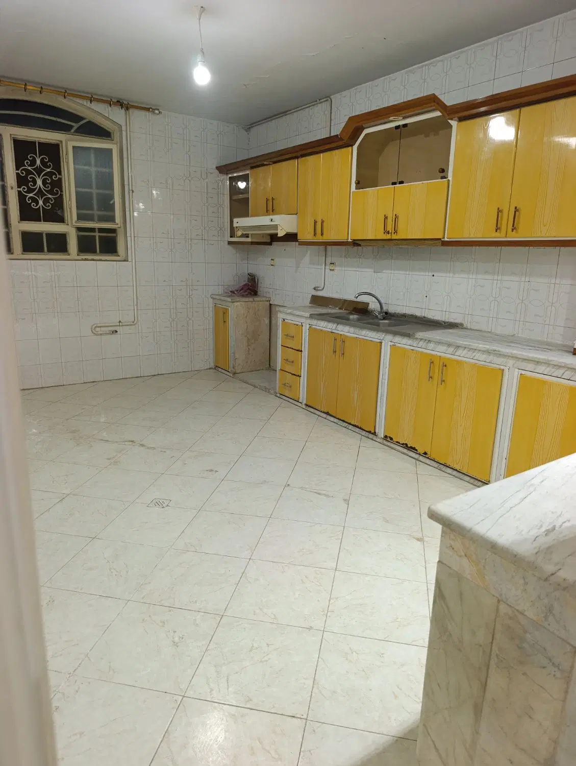 طبقه همکف خیابان نور تمیز مرتب .دارای حیاط
