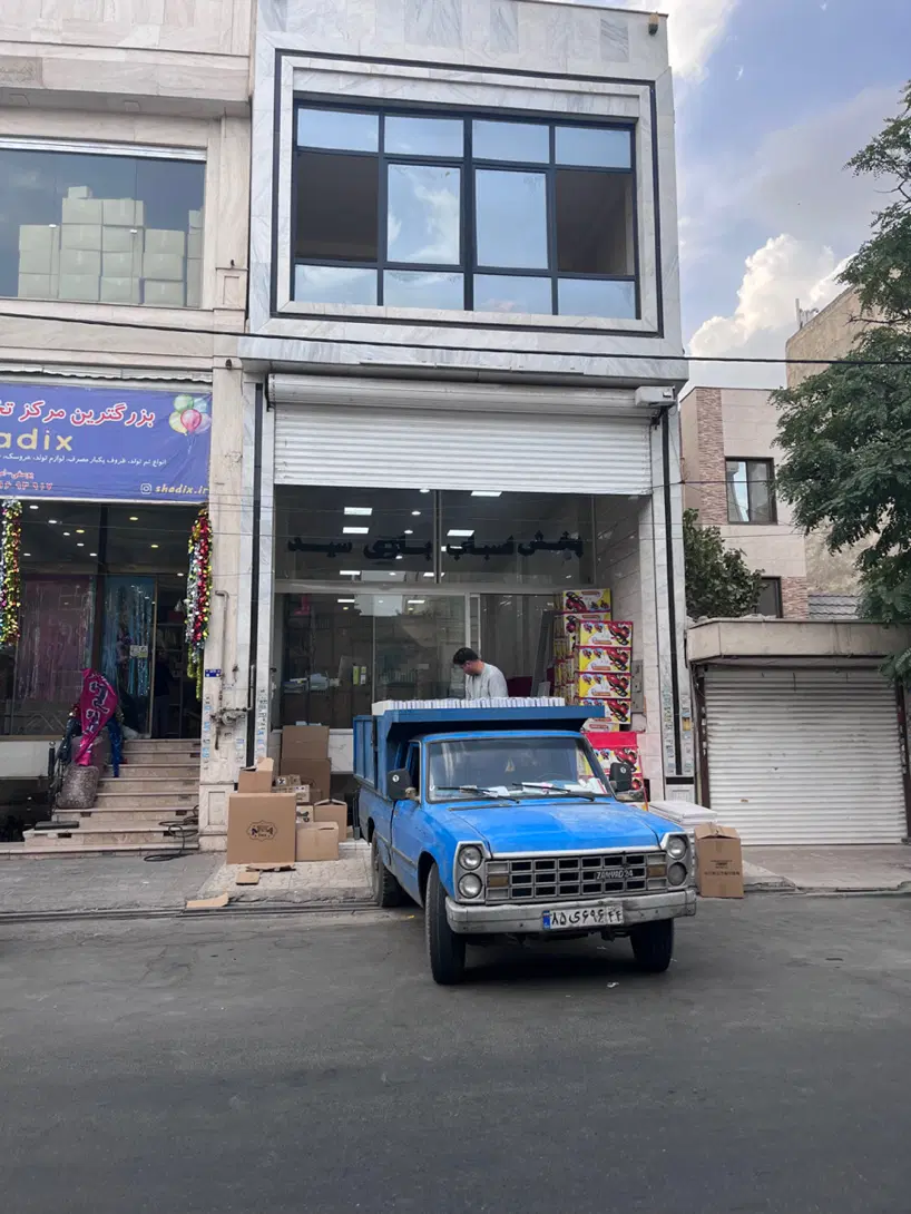 کلا ۴طبقه ۲عدد بالابر همه طبقات کولر دارد مجهز فول
