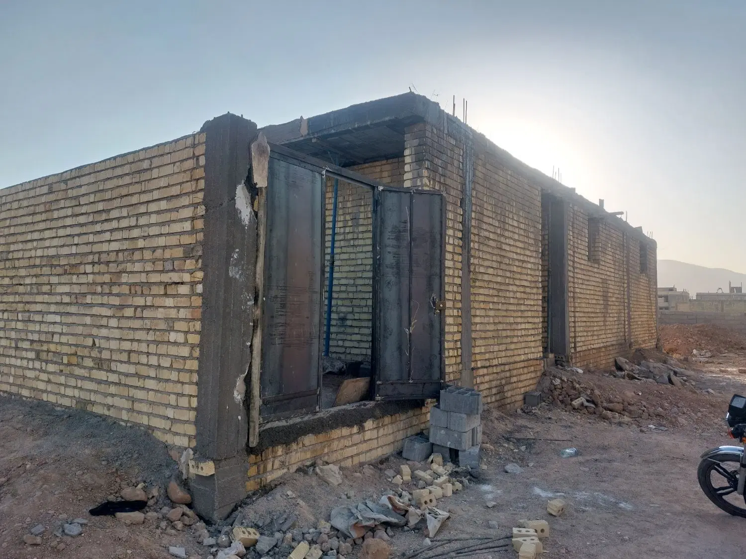 کرونی اسکلت ۱۴۰ متری دونبش نزدیک خیابان