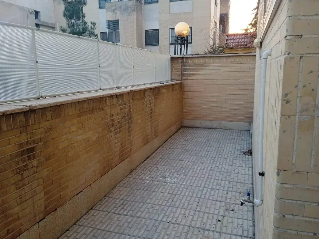 فاز3خیابان معلم60متربنا،30مترحیاط طبقه نیم،تکخواب