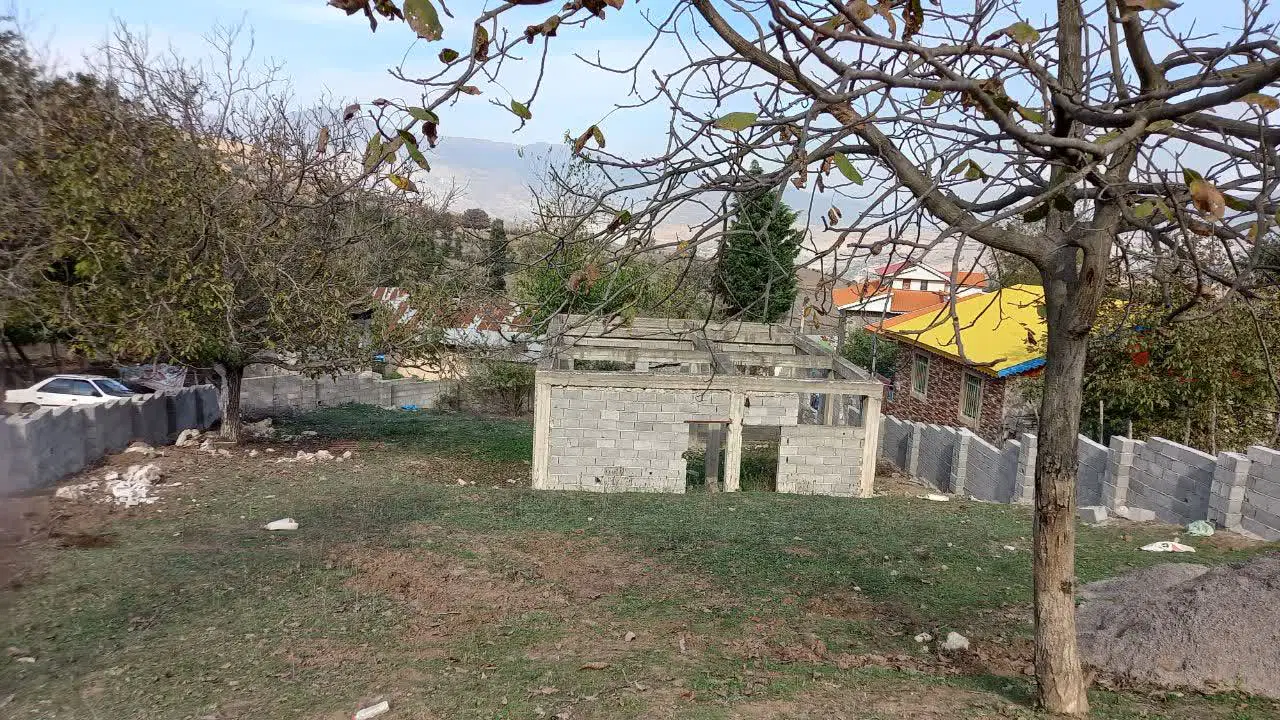 زمین ۹۰۰ متری با بانای نیمه ساز