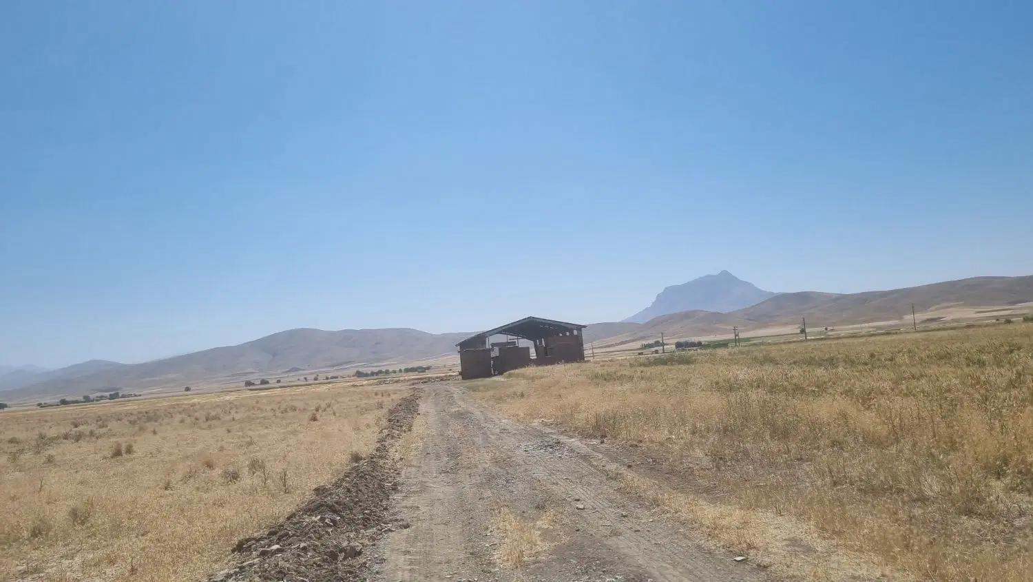 سوله و خونه نیمه کاره .زمین