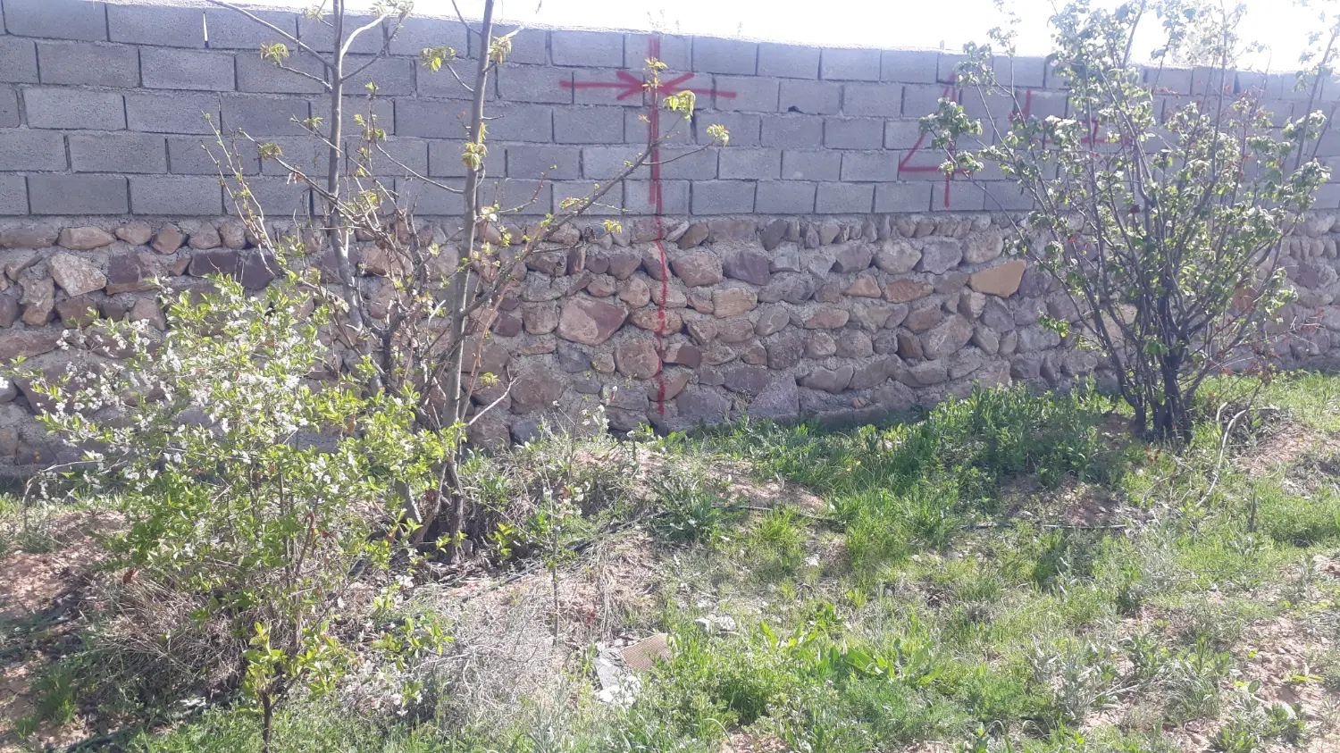 زمین  ابتدای روستای فشند