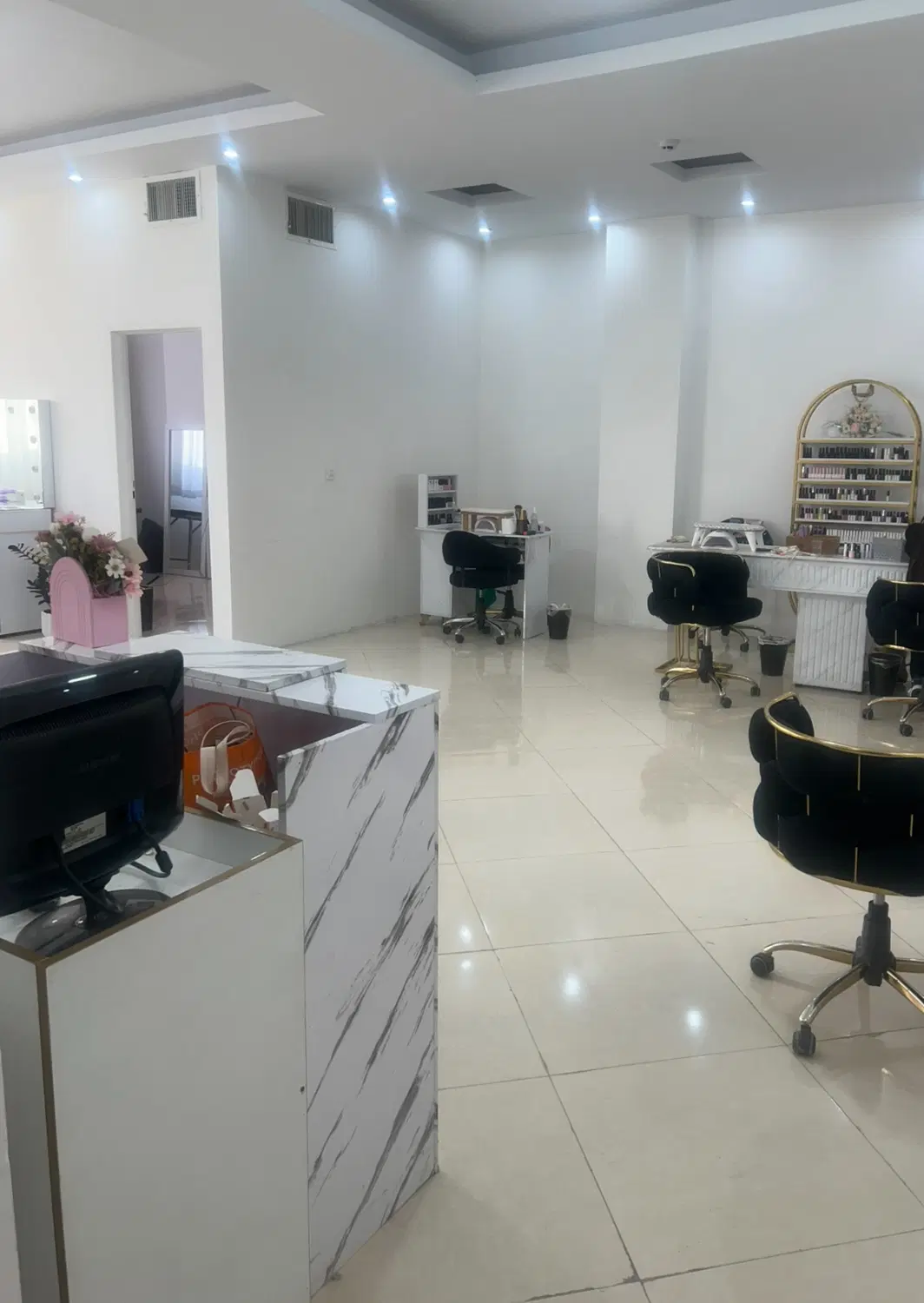 اجاره میز ناخن،مژه ،رنگ،فیشیال ،آرایش دائم و غیره