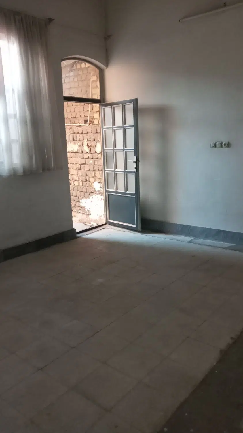 خانه همکف حیاط دار