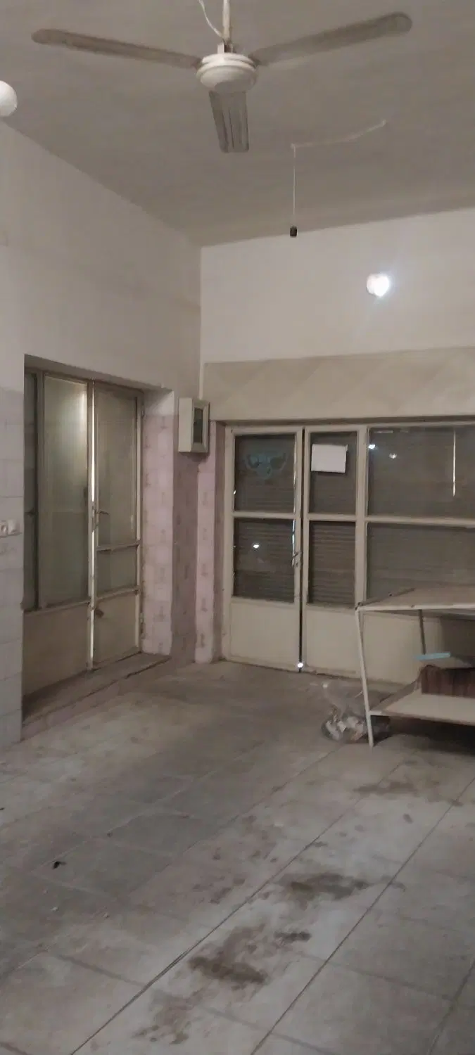 مغازه باب سوپرمارکت و یا انباری